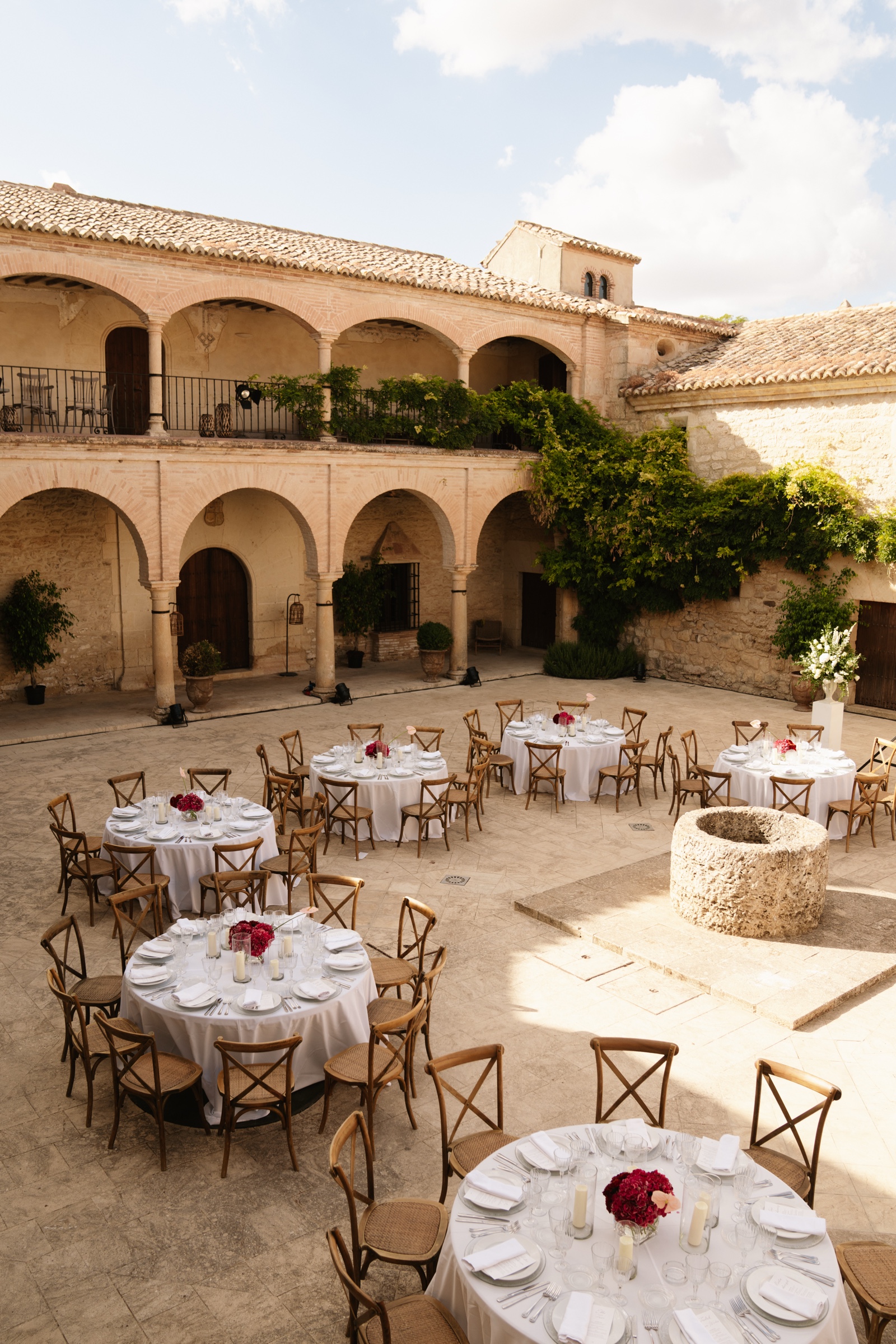 Courtyard banquet · La Casería de Tomillos