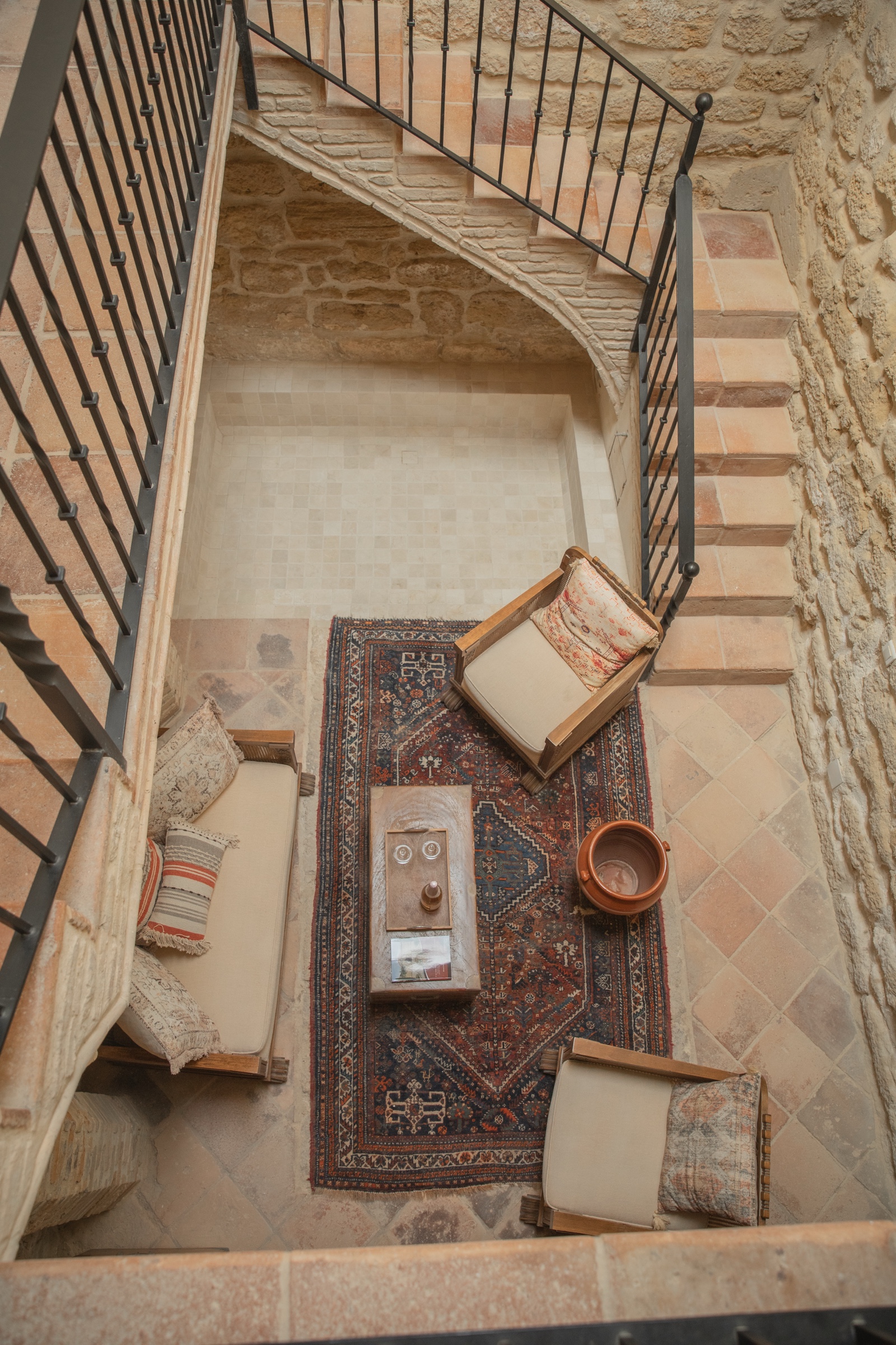 Stairwell sitting · La Casería de Tomillos
