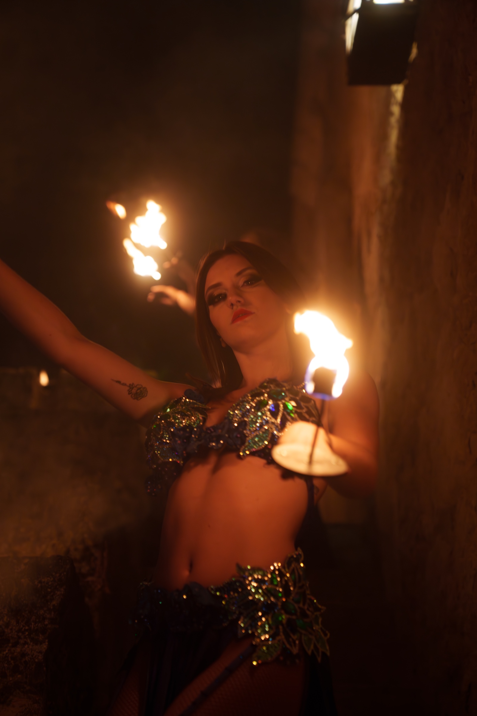 Fire arms raised · La Casería de Tomillos