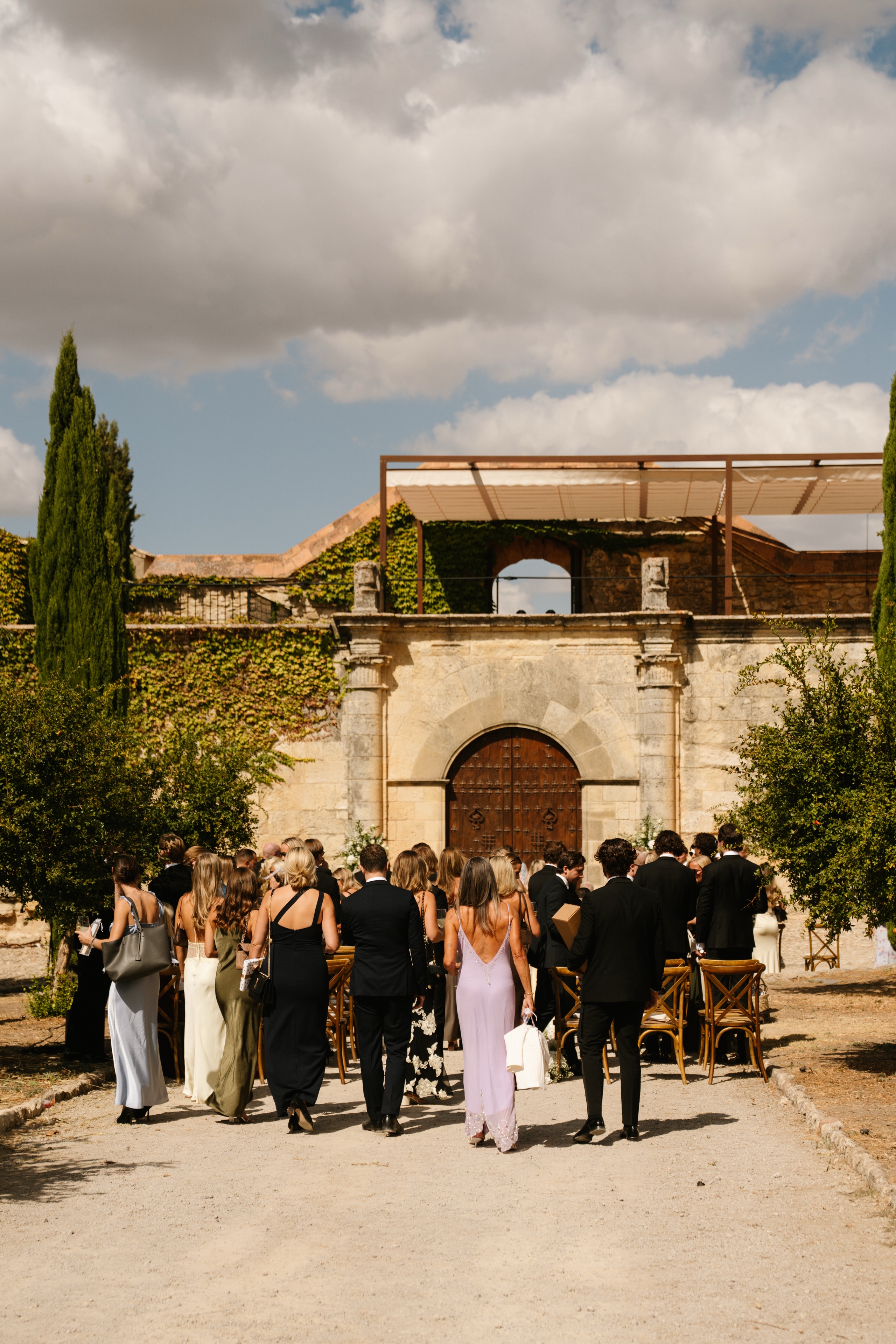 The cobblestone arrival arch